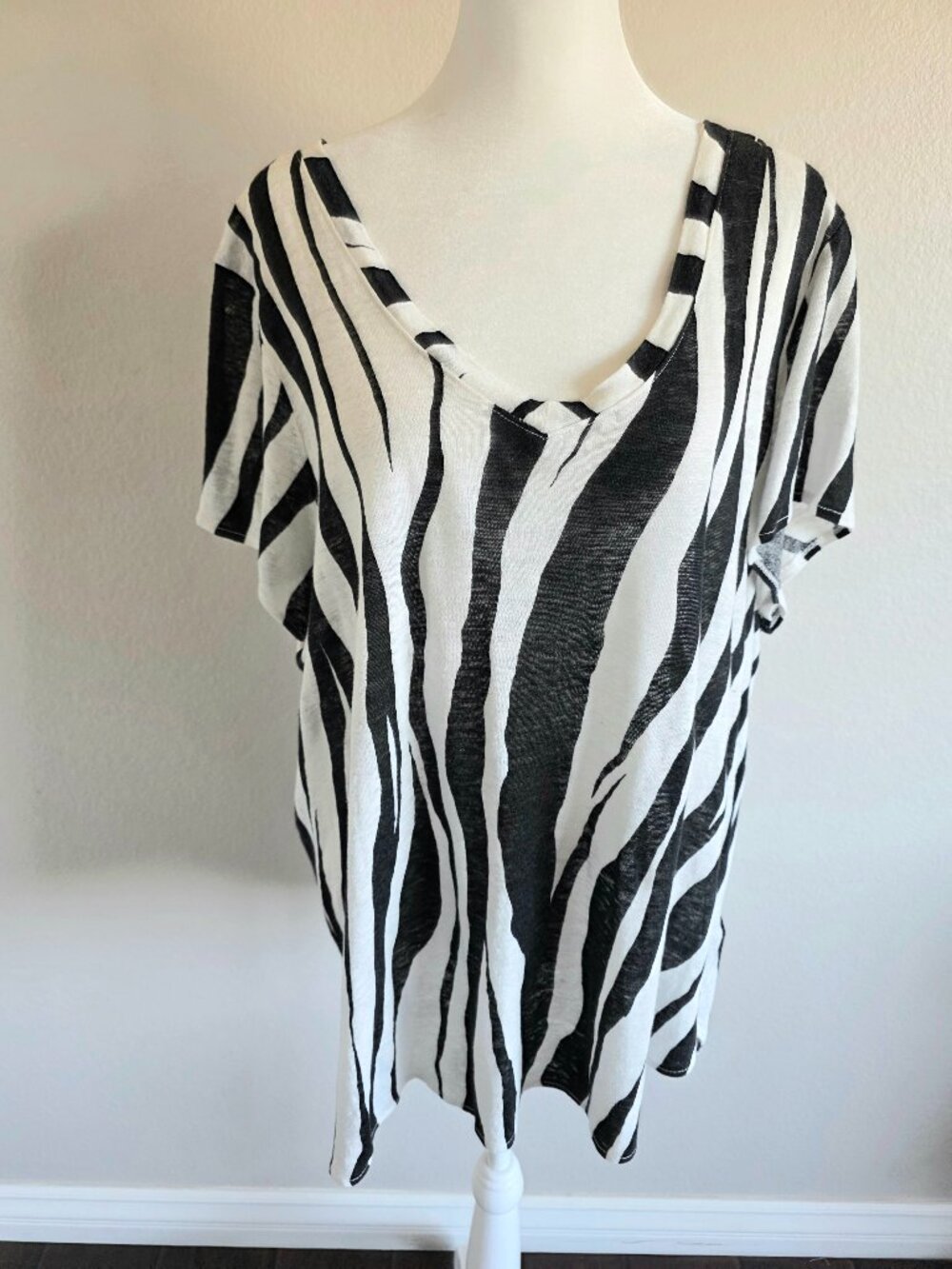 Rachel Zoe Top 100% Linen Plus Size 1X Lightweight Black White Zebra V-Neck
